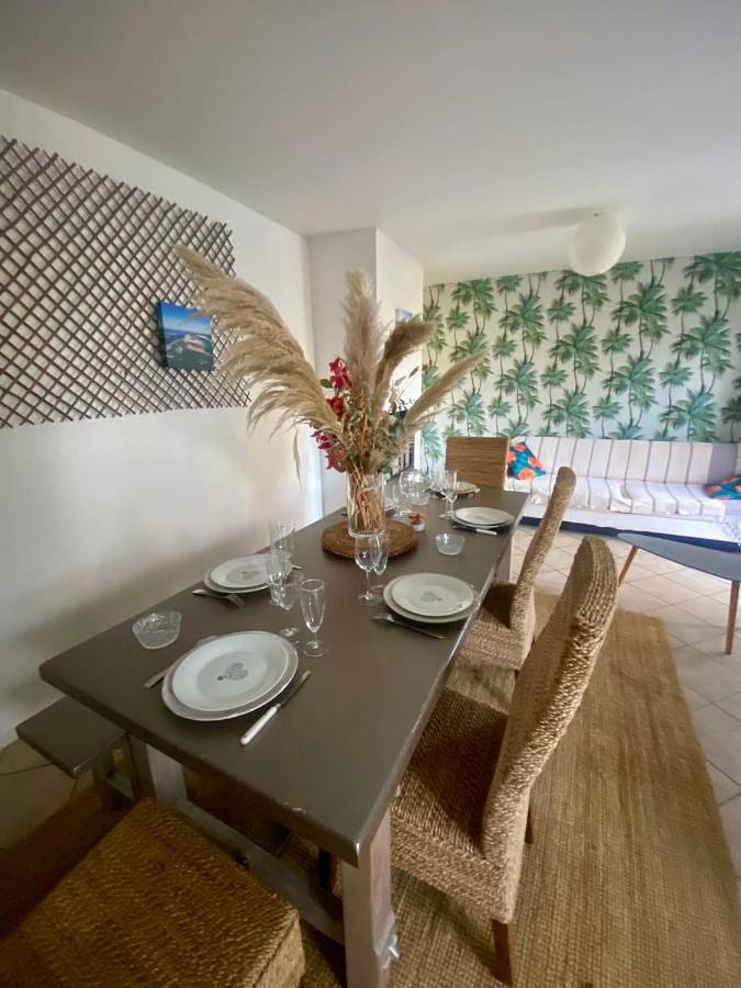 Location de vacances pour 4 personnes, avec vue ainsi que piscine et jardin, animaux acceptés à Saint-Morillon