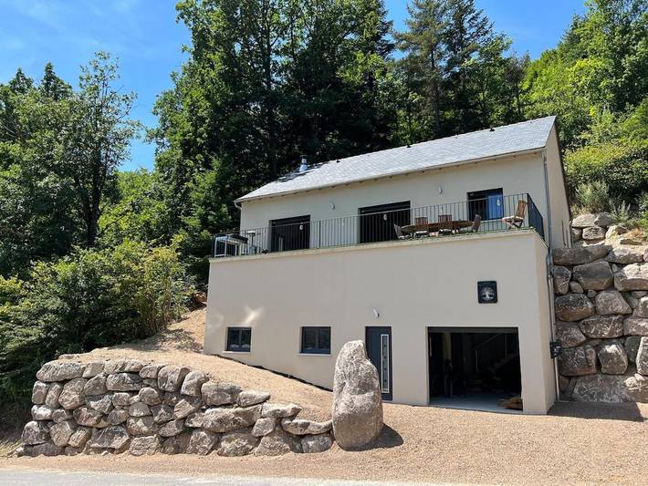Location de vacances pour 8 personnes, avec balcon et vue à Fraissinet-de-Lozère