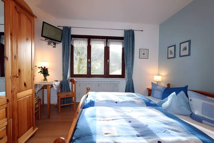 Gasthaus zur Linde - 'Doppelzimmer Blaue Stube' mit gemeinsamer Terrasse, Garten und Wlan in Oberharmersbach, Mittlerer Schwarzwald
