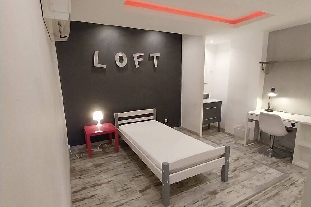 Entire apartment, Spacious modern apartment - close to beaches and avenue 83 in La Valette-du-Var, Toulon region