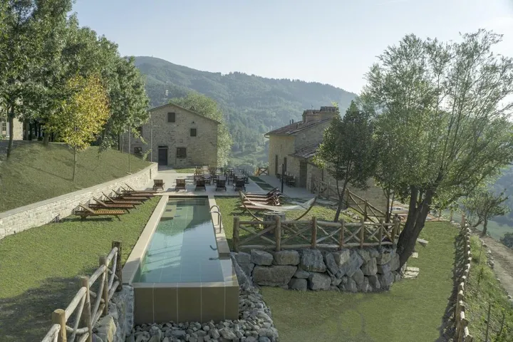 Hotel for 4 people, with garden and terrace as well as pool and hot tub - 1