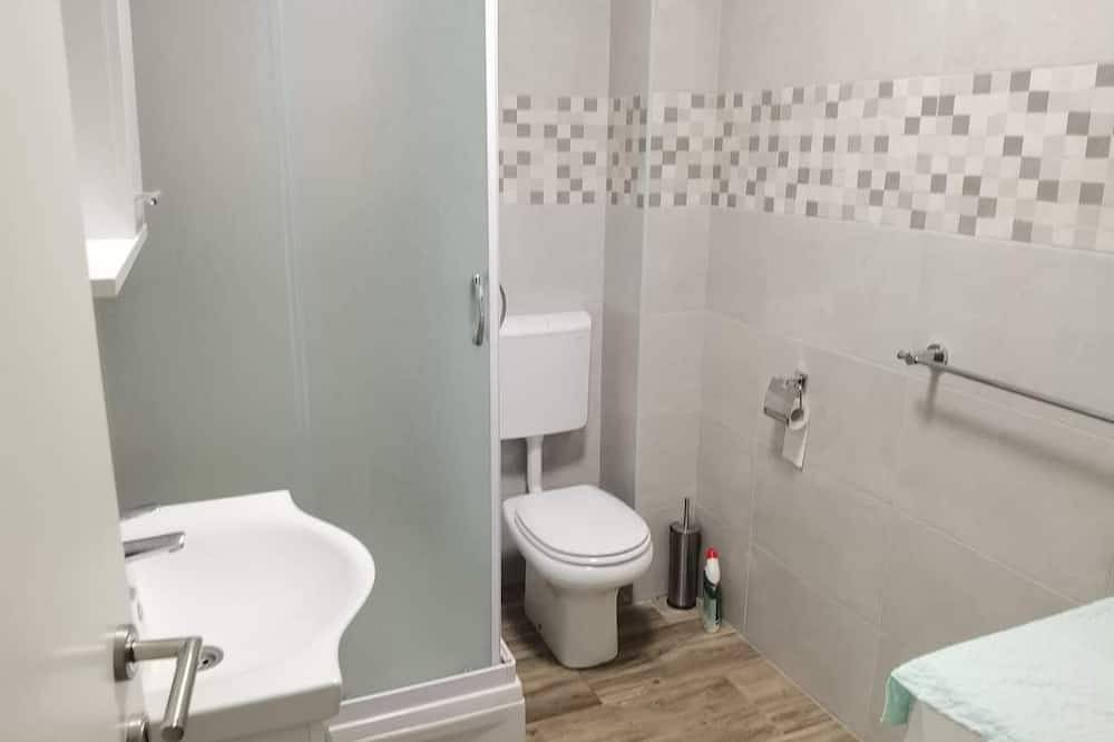 Ganze Wohnung, 2-Zimmer-Ferienwohnung mit Terrasse und Meerblick Zavalatica, Korcula in Čara, Korcula