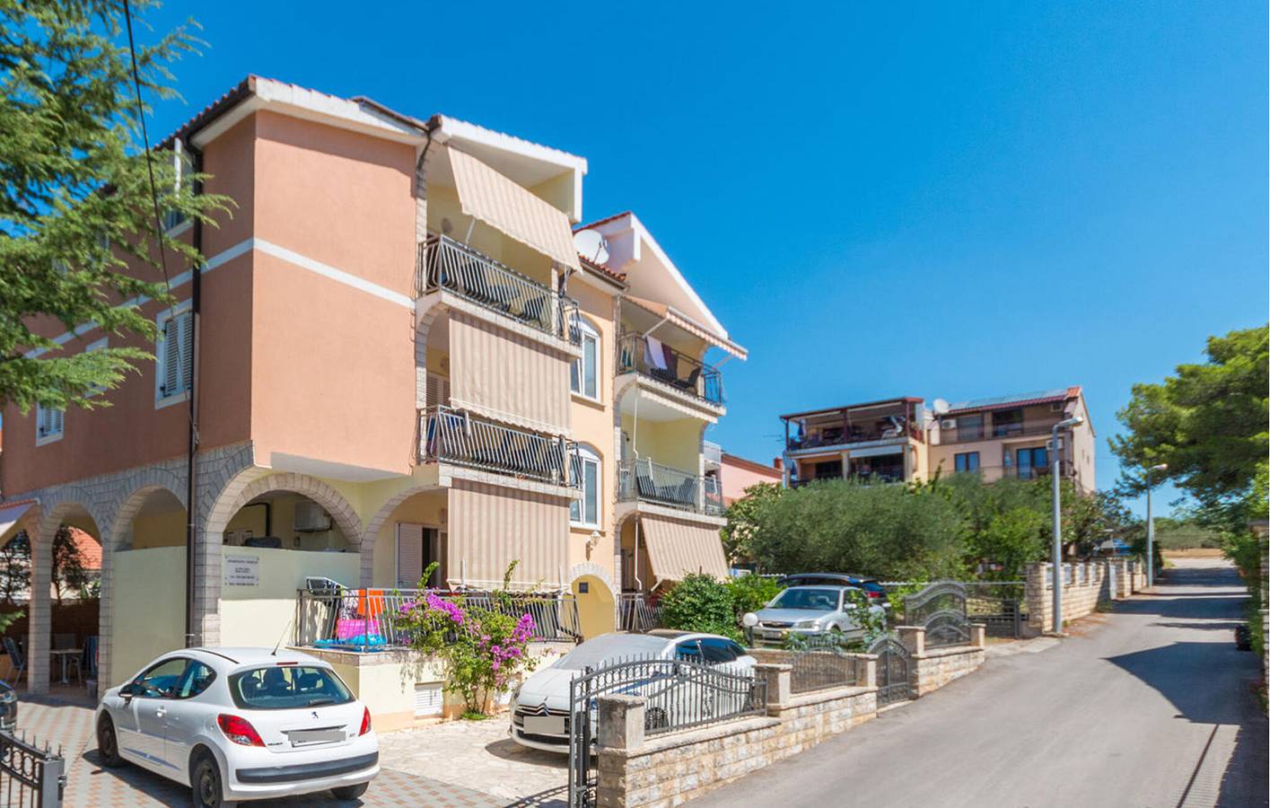 Apartamento vacacional entero, Acogedor apartamento con terraza, WiFi y aparcamiento, a 2,5 km de la playa. in Sveti Filip i jakov, Općina Sveti Filip i Jakov