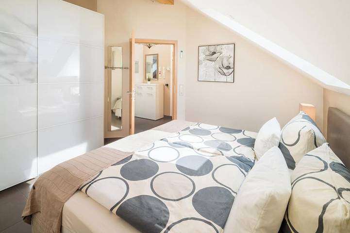 Ganze Wohnung, Traumhafte Schlaf-Suite \"Cappuccino\" zw. Altstadt Bensheim & Badesee + Parkplatz in Bensheim, Bergstraße