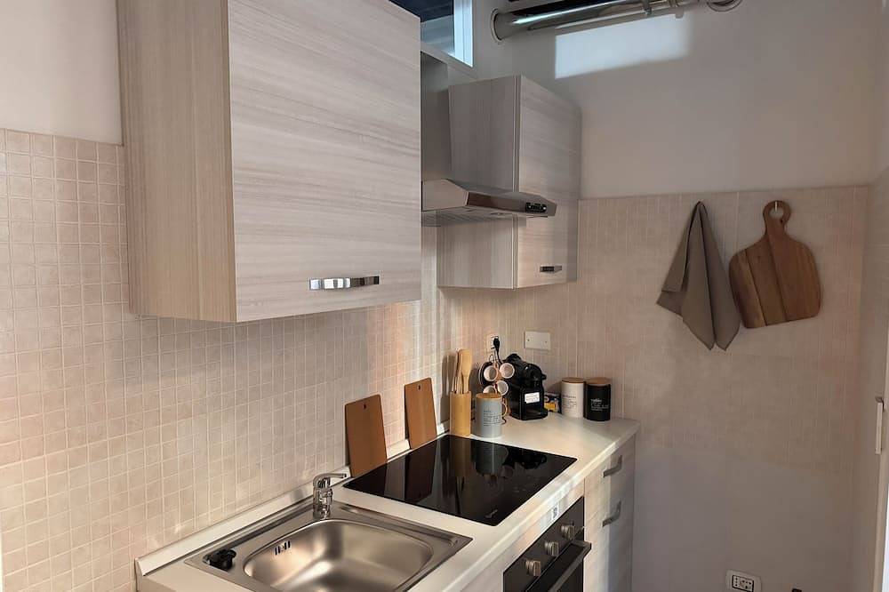 Entire apartment, Apartment with 2 Double Bedrooms and 2 Bathrooms, Historic Center Albano Laziale in Albano Laziale, Parco Regionale dei Castelli Romani