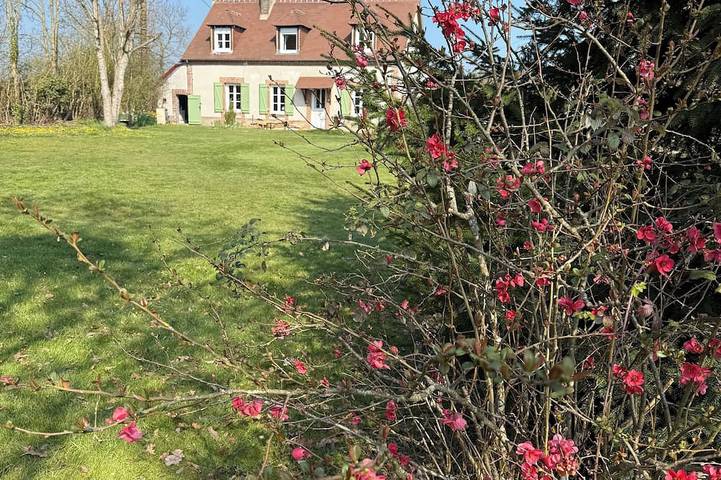 Gîte pour 8 personnes, avec terrasse et jardin, animaux acceptés à Irai