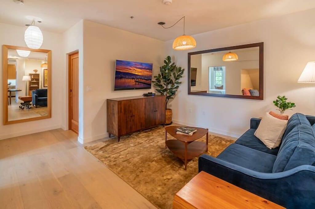 Ganze Wohnung, Kultiger Stil und farbenfrohe Details - atemberaubendes Zuhause in der Innenstadt von Santa Barbara! *Neu* in Santa Barbara, Santa Barbara County