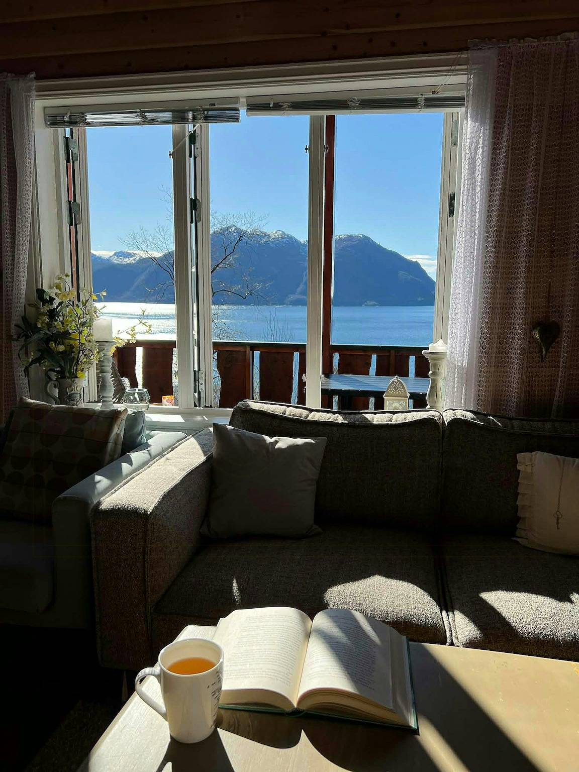 Fjordhütte mit Bergpanorama in der Nähe von Molde in Molde, Nördliches Fjordnorwegen