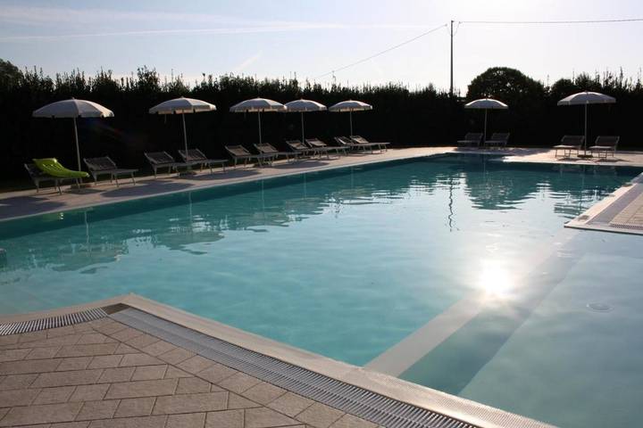 Privatzimmer für 3 Personen, mit Whirlpool und Terrasse sowie Garten und Pool