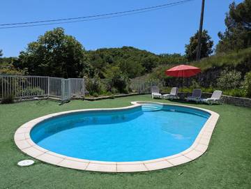 Cottage pour 2 personnes, avec piscine et terrasse ainsi que vue et jardin à Viviers