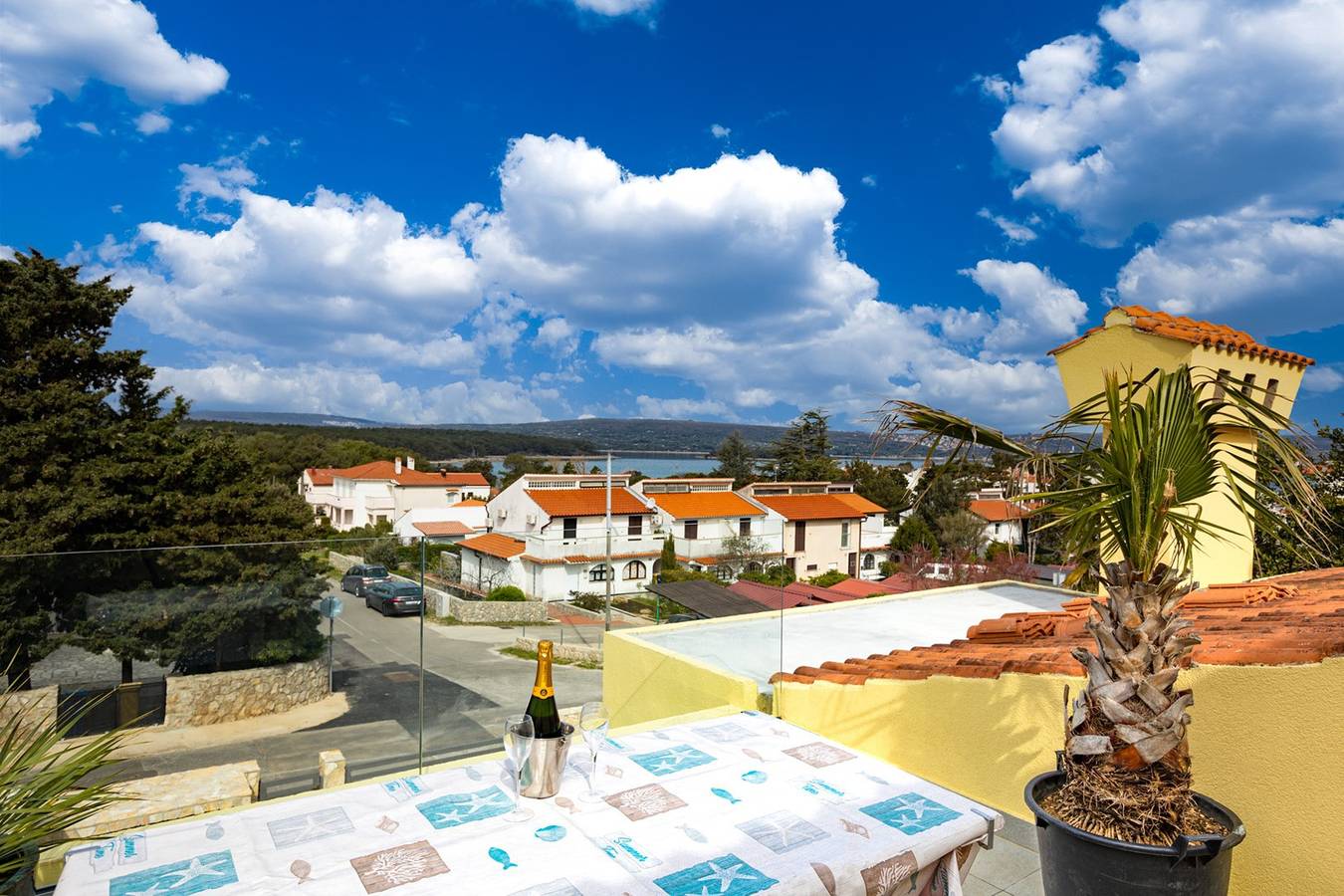 Holiday Home Punat Oasis – atemberaubender Sonnenuntergangs- und Meerblick & E-Ladegerät für Elektrofahrzeuge in Punat, Krk