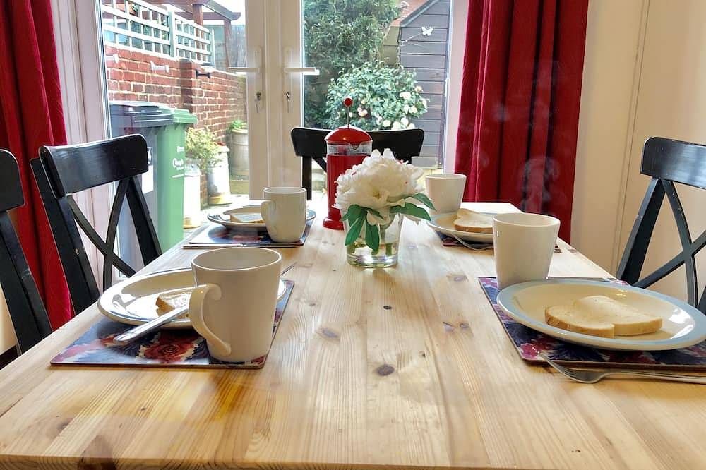 Two bedroom house welcomes families and pets in Portsmouth, Südostengland