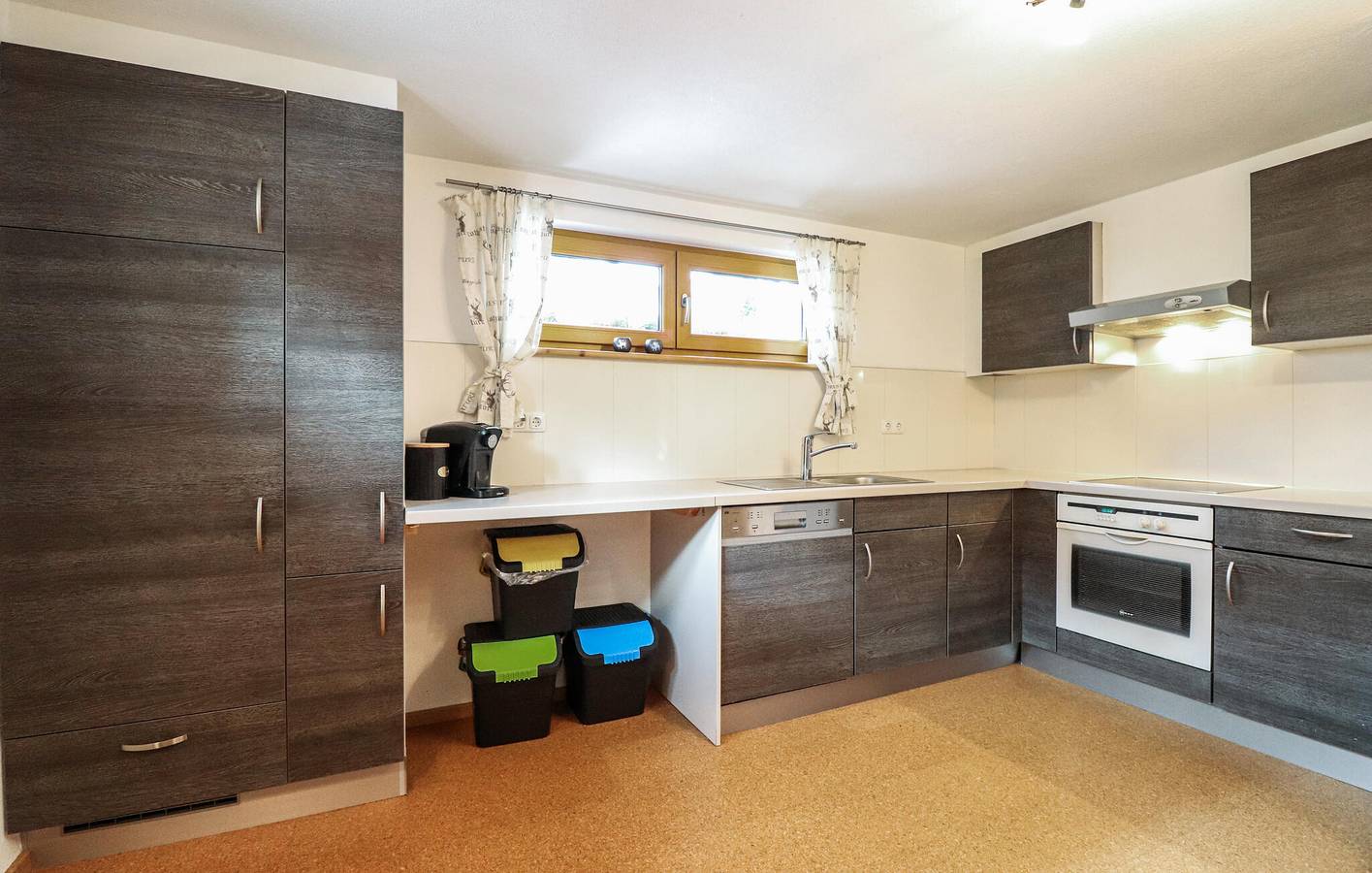 Ganze Ferienwohnung, Alpine Terrace Apartment mit WLAN, Geschirrspüler, Terrasse, Küche – in der Nähe von Fluss und Skistationen in Sonnenkopf, Klösterle am Arlberg