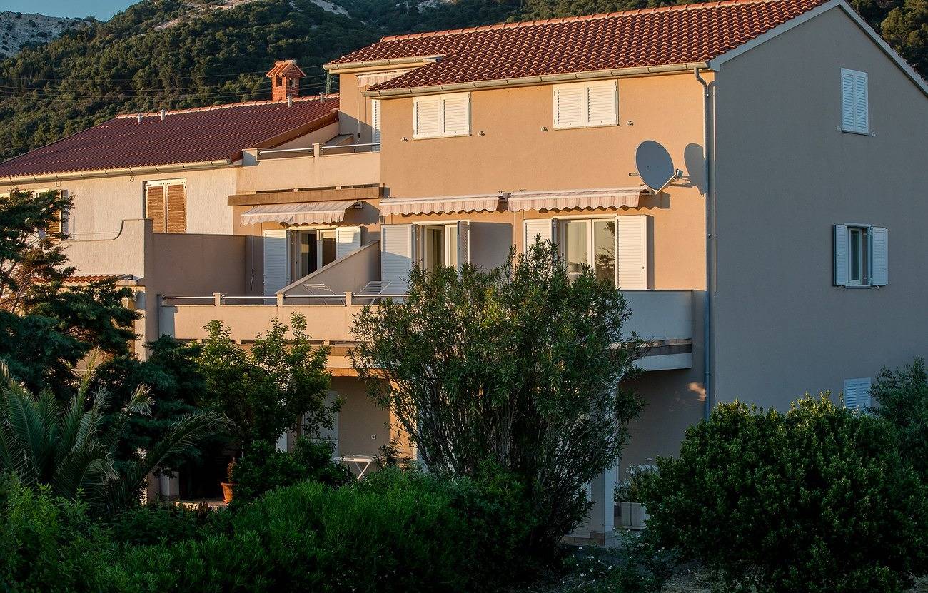 Ganze Wohnung, 2-Zimmer-Ferienwohnung am Strand Barbat, Rab A-22757-a in Barbat na Rabu, Rab