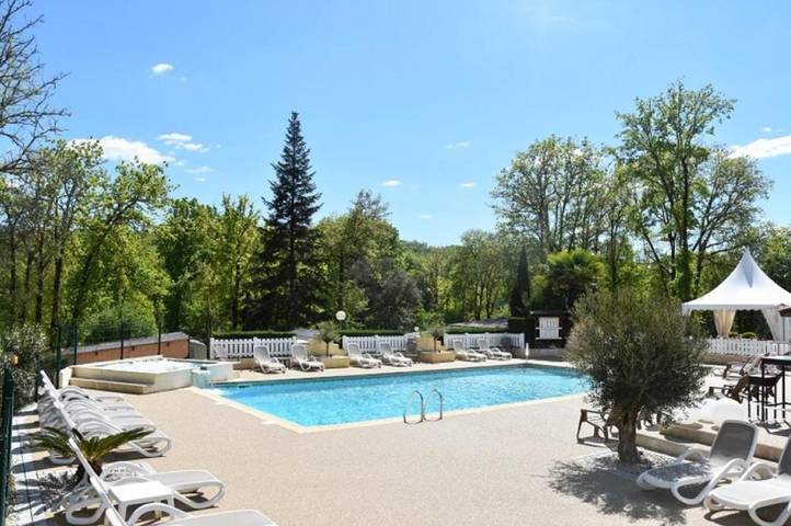 Camping pour 6 personnes, avec Jacuzzi ainsi que Terrasse et Piscine