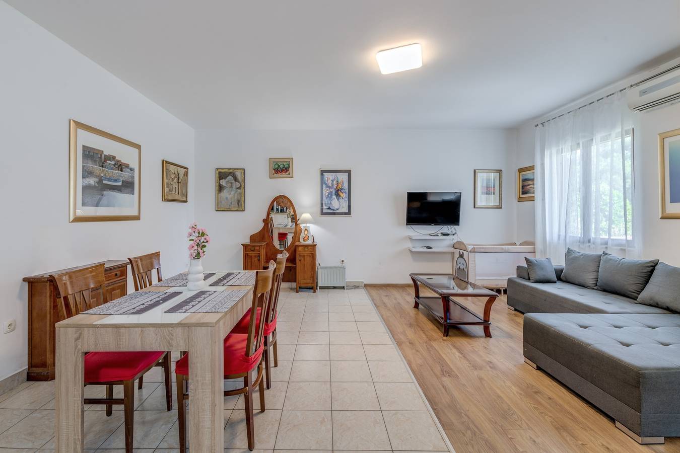 Hel ferieleilighet, Beachfront apartment Drazen, with patio & parking in Split, Split-Dalmatia
