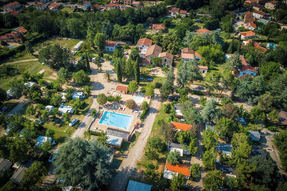 Aloha camping club. Dream vacation, heated pool, entertainment, catering. in Reynès, Región Céret