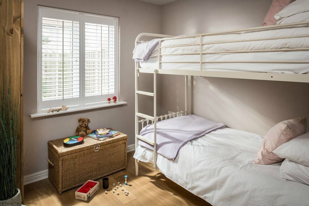 Rye Bay House -  a cottage that sleeps 8 guests  in 4 bedrooms in Camber, East Sussex