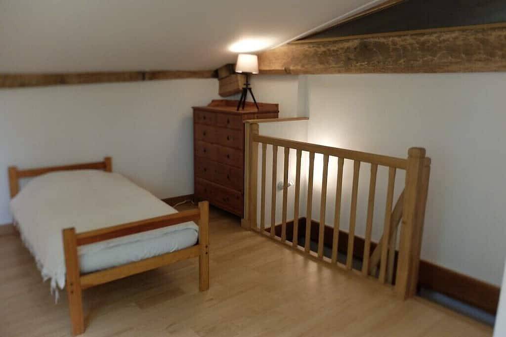 Gîte in the heart of the forest, with swimming pool and beautiful views! in Viscomtat, Regionaler Naturpark Livradois-Forez