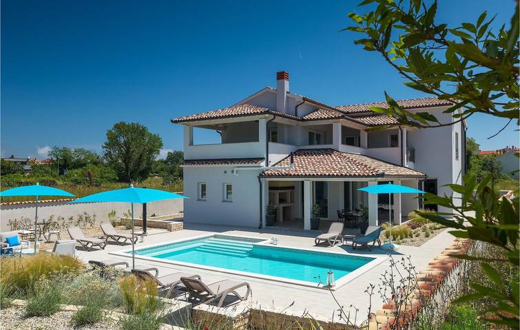 Amplio apartamento con piscina, wifi y acceso a la playa in Premantura, Costa sur de Istria
