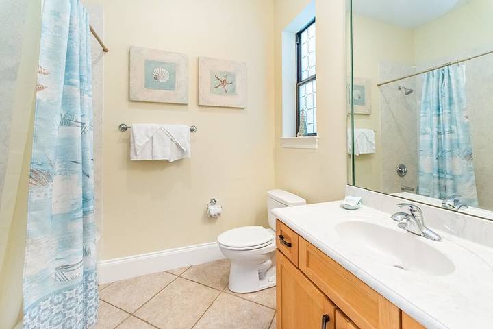 Vacation home for 10 people, with hot tub and pool as well as balcony in Destin