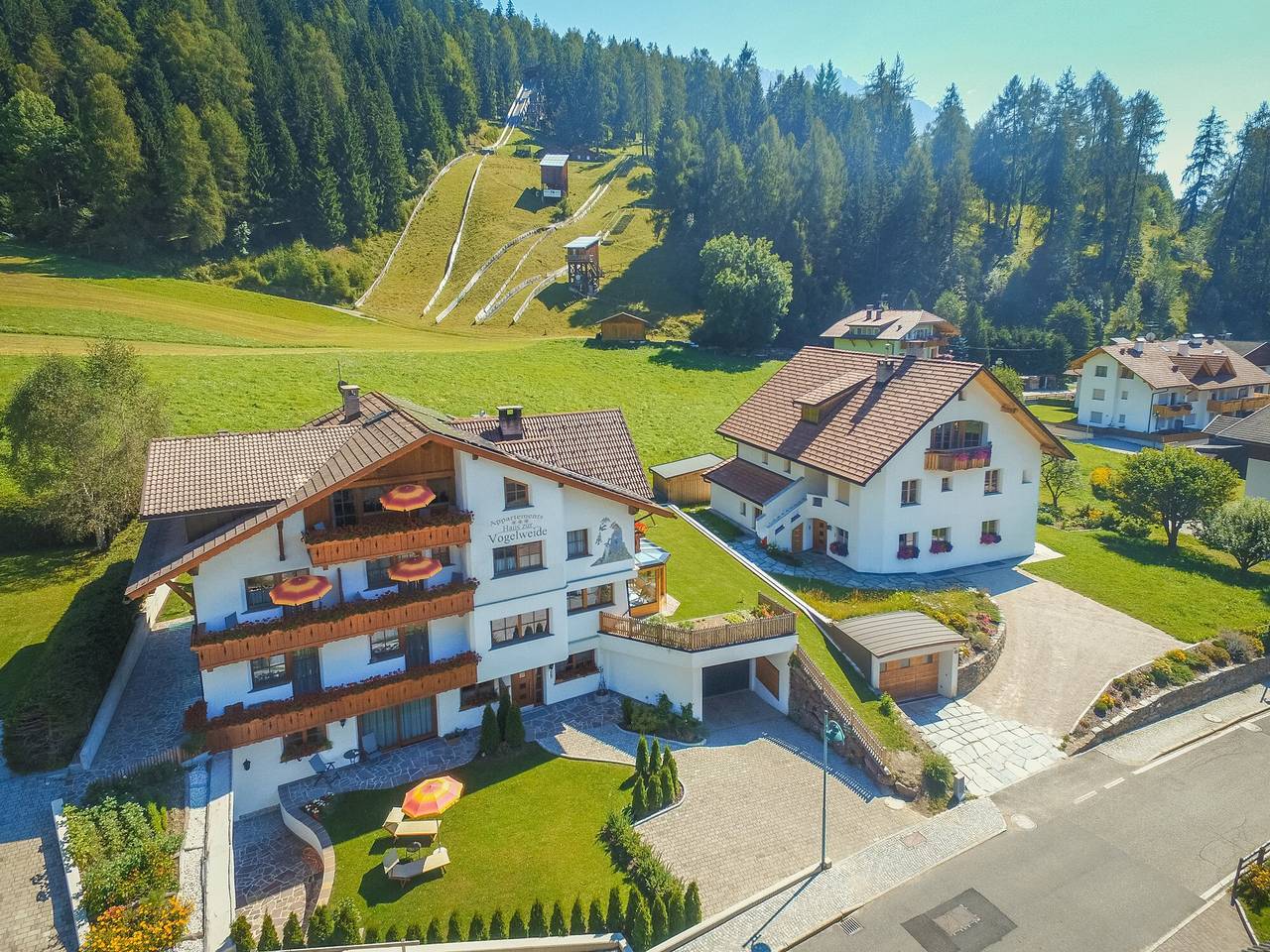 Apartamento entero, Apartamento vacacional "Haus zur Vogelweide App 1" con vistas a la montaña, terraza y Wi-Fi in Villgratener Berge, Dobbiaco