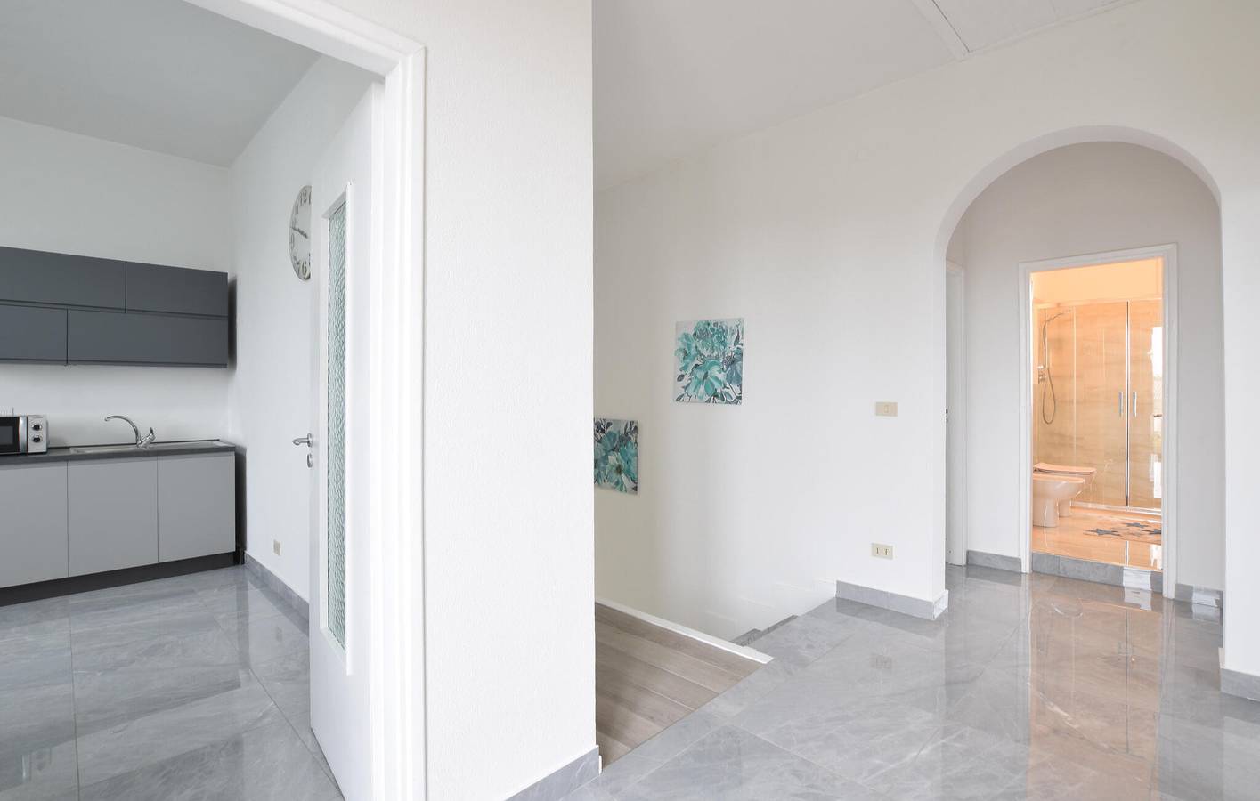 Appartement de vacances entier, Logement confortable à 2 km d'Albenga : Wi-Fi, climatisation, terrasse et parking, à 100 m du bord de mer in Albenga, Riviera di Ponente
