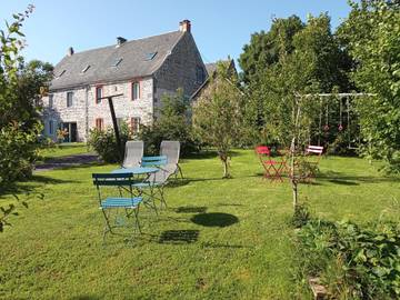 Gîte pour 6 personnes, avec terrasse dans Perpezat
