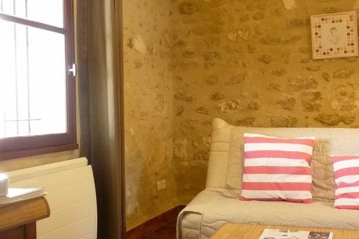 Gîte pour 4 personnes, avec jardin à Saint-Étienne-du-Grès - 2