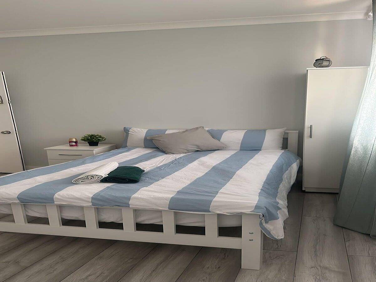 Entire holiday apartment, Apt - Sleeps 2 - Pets Ok - Acton Park & Stn Close in Ealing, London