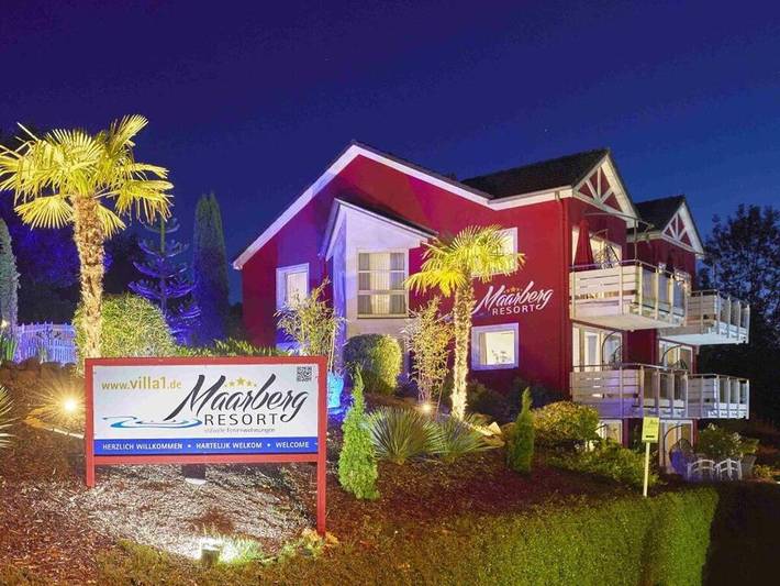 Ferienhaus für 6 Personen, mit Balkon und Whirlpool sowie Terrasse und Garten