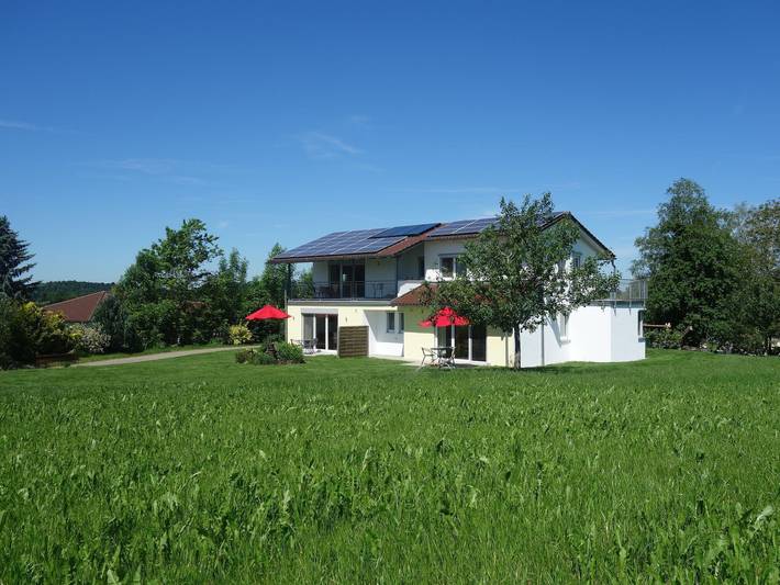 Ferienwohnung für 4 Personen, mit Balkon und Terrasse sowie Garten in Schlier