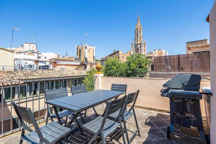 Espectacular rooftop com vistas para a catedral e barbecue in Palma Old Town, Palma de Maiorca