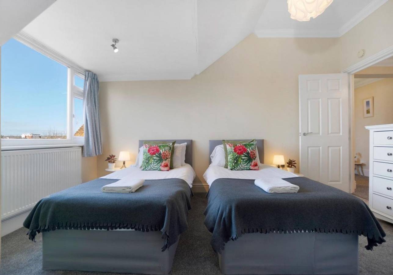Entire apartment, Brunswick Fab Pad - 2 Bedroom & 2 bathroom & Garden view balcony. in Hove, Brighton