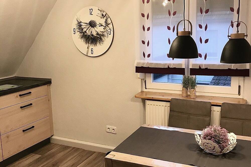 Ganze Wohnung, Moderne Nichtraucher-Ferienwohnung mit Balkon, Wlan und Parkmöglichkeit in Steinwiesen, Frankenwald