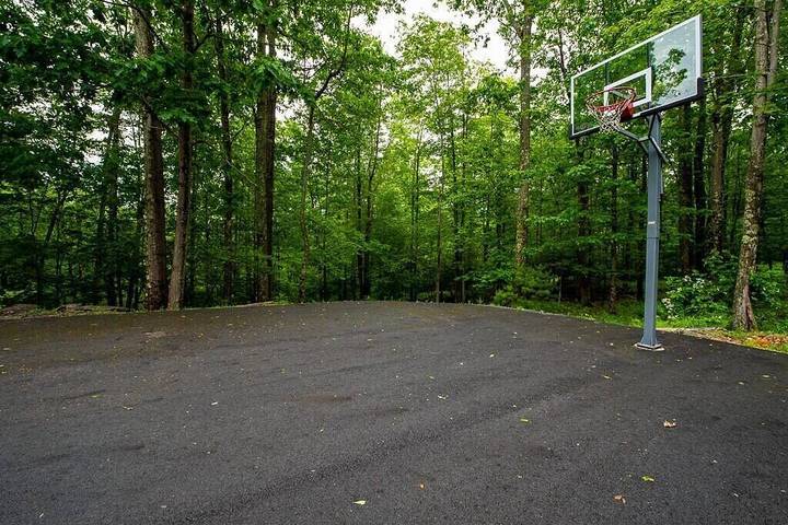 Log cabin for 15 people, with balcony and yard as well as hot tub and sauna in Lake Wallenpaupack
