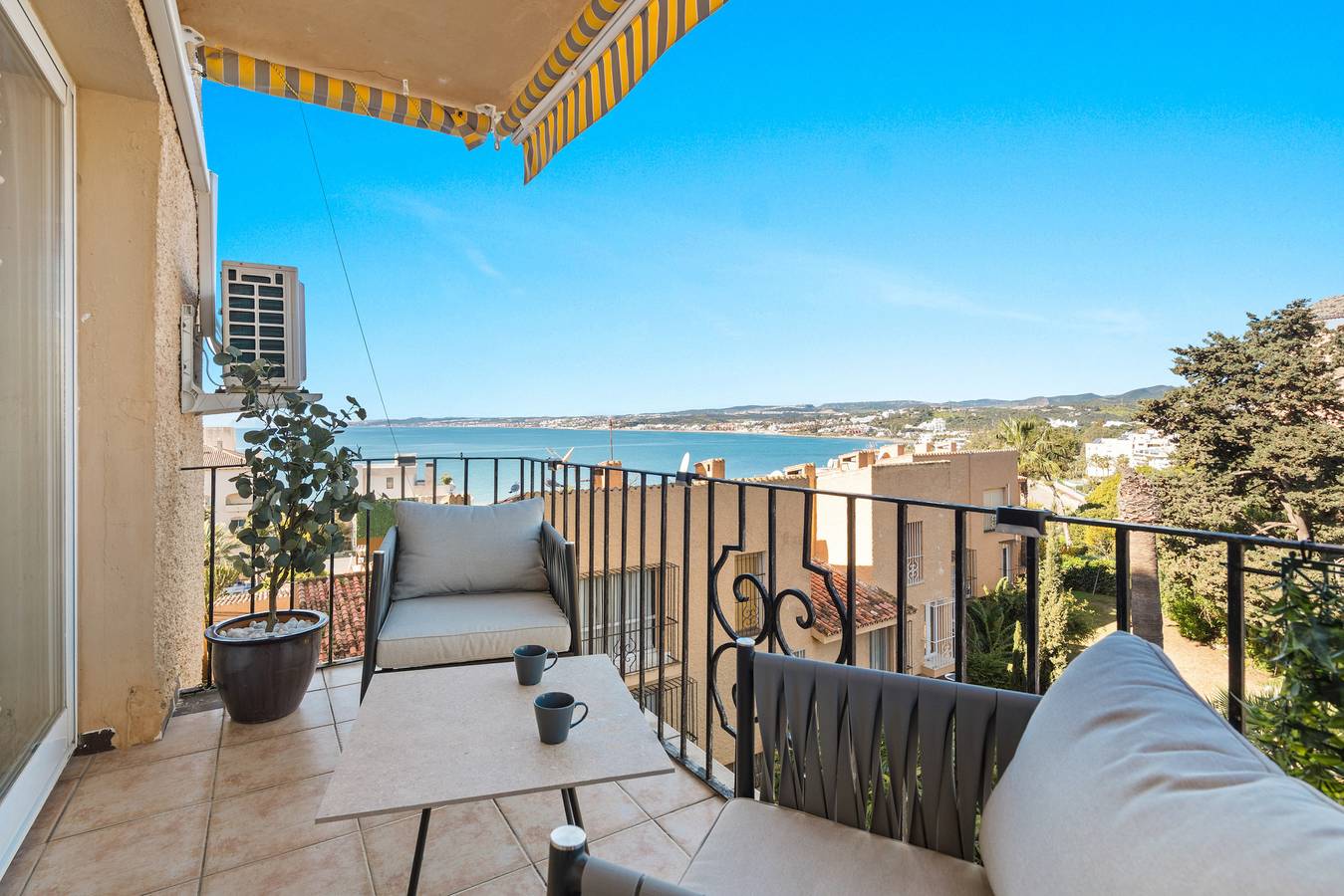 Apartamento entero, 44. Apartment with Sea View near Estepona Marina in Puerto Deportivo de Estepona, Estepona