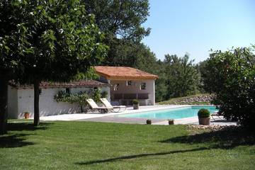 Location de vacances pour 3 personnes, avec terrasse ainsi que jardin et piscine à Montans