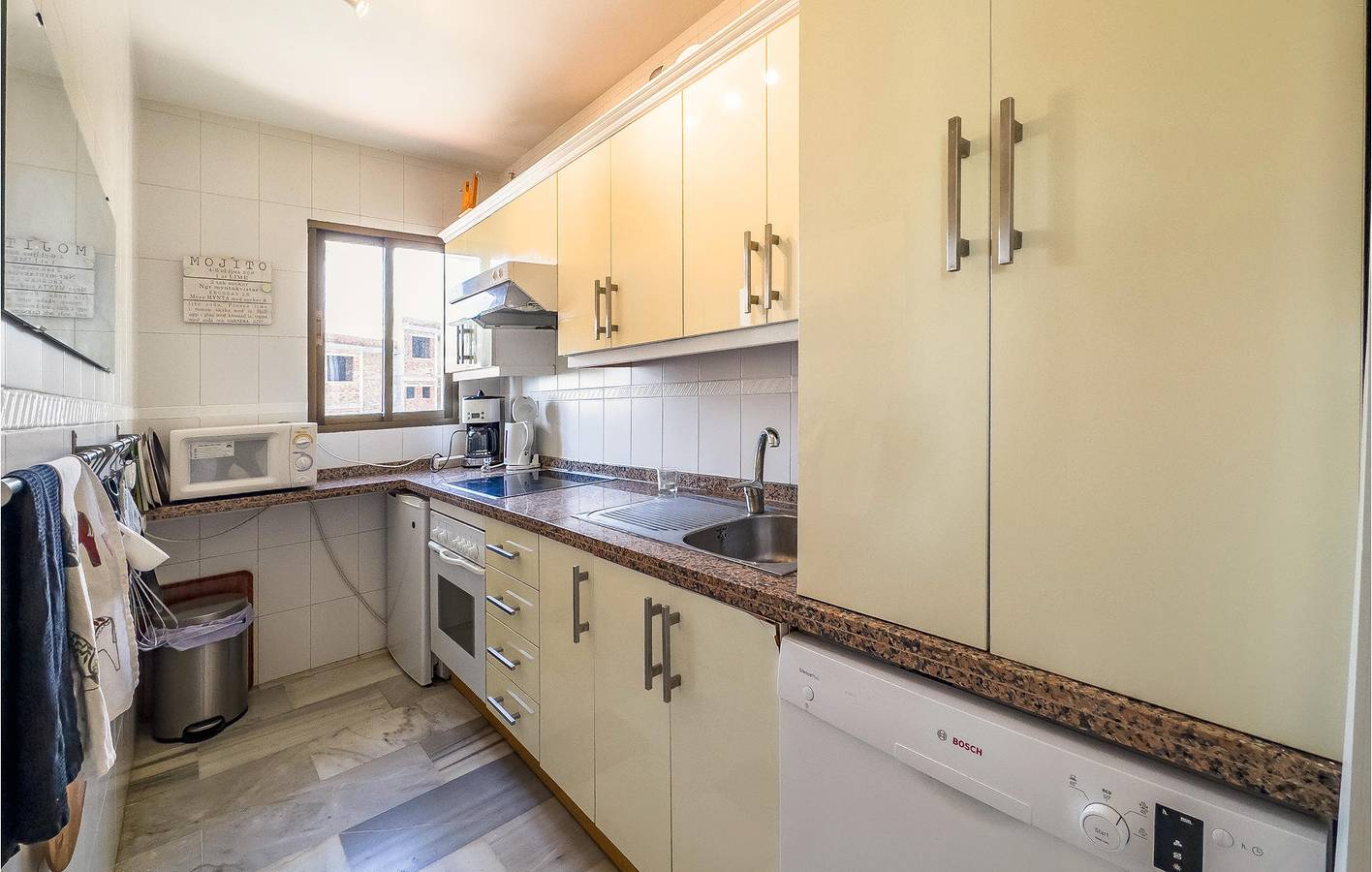 Geheel vakantieappartement, Appartement met zeezicht, zwembad en WiFi in Urbanizacion Fuentelegrales, Mijas