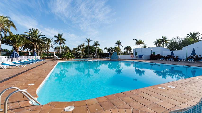 Apartamento para 6 personas, con terraza además de jardín y piscina en Campo Internacional