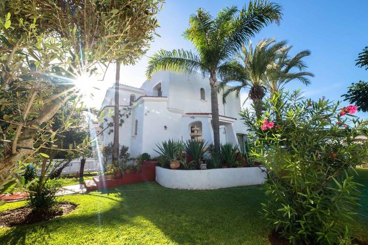 Villa pour 8 personnes, avec vue ainsi que piscine et jardin à Casablanca