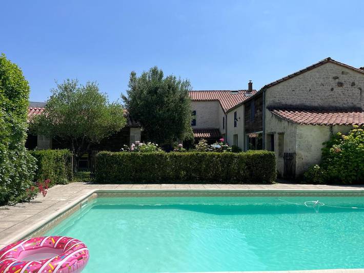 Gîte pour 2 personnes, avec jardin et piscine à Coulonges-sur-l'Autize