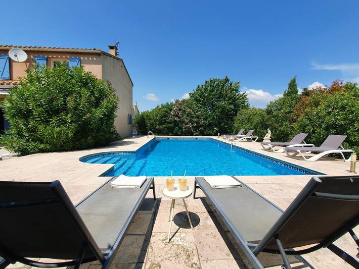 Villa pour 8 personnes, avec Jacuzzi et Terrasse ainsi que Jardin et Piscine