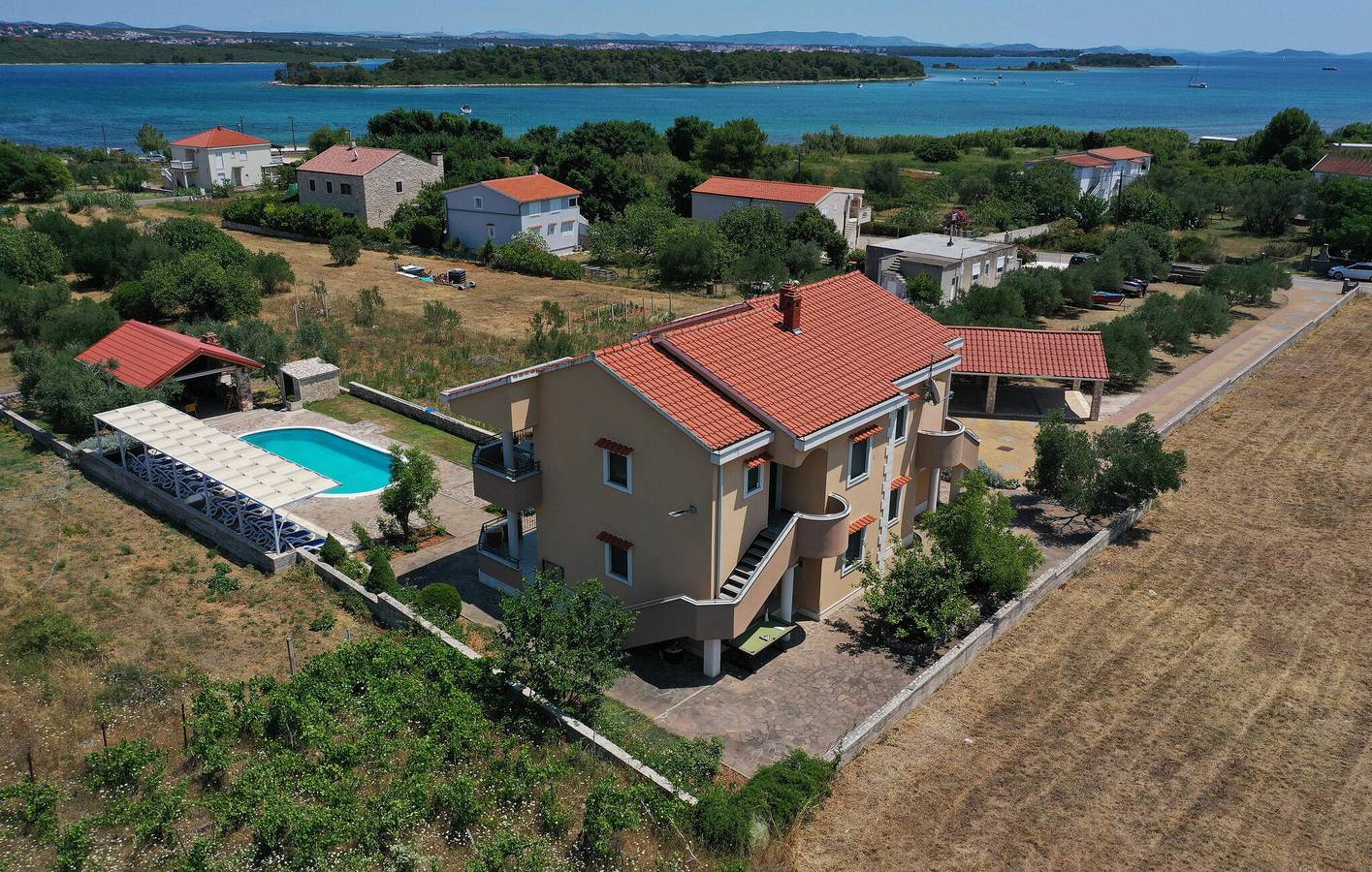 Aluguer com vista para o mar: Apartamento acolhedor com piscina e terraço perto da cidade de Pasman in Pasman Cidade, Pasman