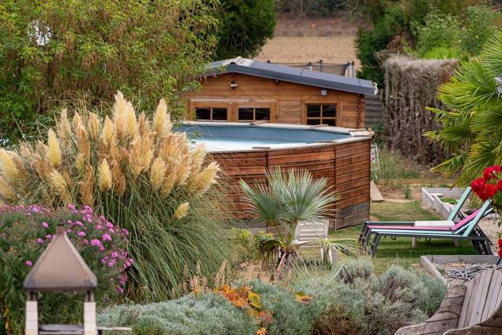 Chambre d’hôte pour 2 personnes, avec Balcon et Jacuzzi ainsi que Terrasse et Jardin