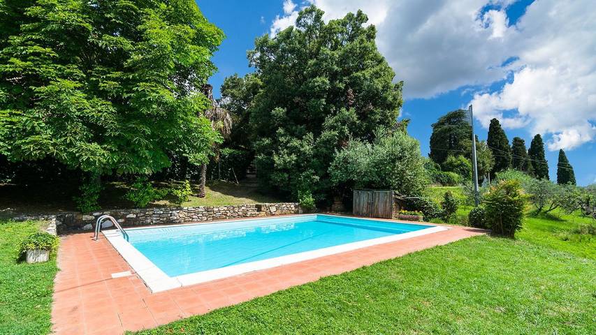 Agriturismo per 6 persone, con piscina e giardino in Carmignano