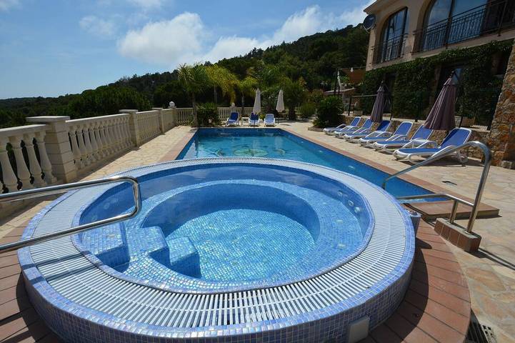 Villa für 18 Personen, mit Balkon und Whirlpool sowie Garten in Lloret de Mar