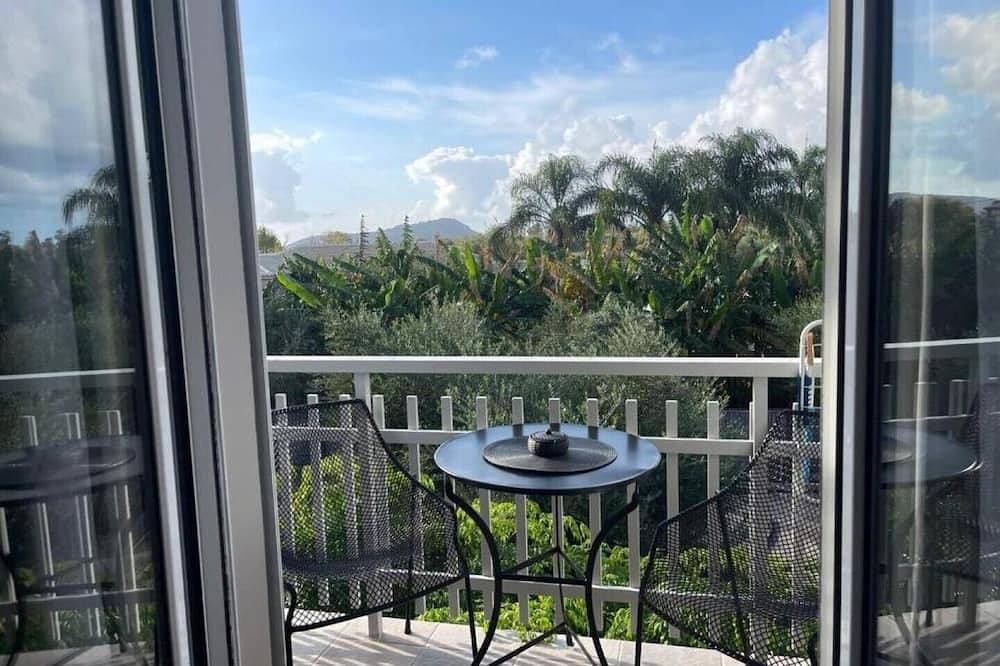 Ganze Wohnung, Art Studios Gialova  with King Size Bed  Garden View Balcony 5\" to the beach in Messenien