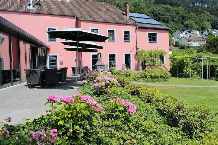 Ferienhaus für 25 Personen, mit Terrasse und Garten sowie Sauna in Malberg