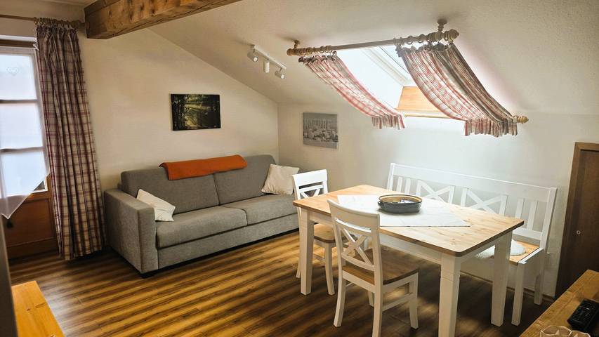Ganze Ferienwohnung, Gästehaus Maria - Ferienwohnung Hochfelln, 40qm, 1 Schlafzimmer, großer Balkon in Eggstätt, Chiemsee